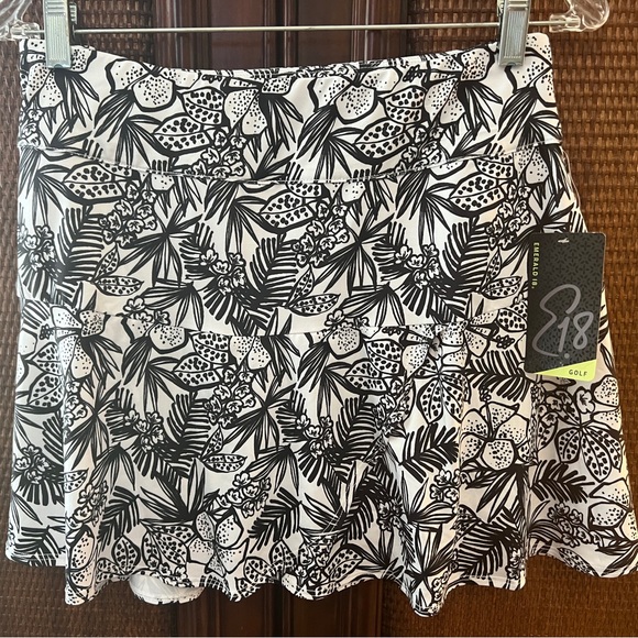 Emerald 18 Pants - Emerald 18 Black & White Floral Golf Skort Large